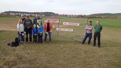 Bild: Hans-Jürgen Bumes/exb
Von links: Veronika Frenzel, Hans-Peter Scharf, Mario Lutz, Bernhard Scharf (Hintergrund) mit seinen Kindern Johannes und Sebastian, Hans-Jürgen Bumes, Wolfgang Graf, 	Alfons Purschke.
