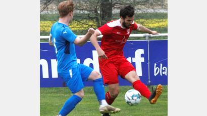 Bild: Hirsch
Der SC Ettmannsdorf II gewann das Verfolgerduell der Kreisliga West gegen den TV Nabburg mit 3:1. Die Szene zeigt den Nabburger Patrick Greindl (rechts) im Zweikampf mit dem Ettmannsdorfer Gabriel Süß.