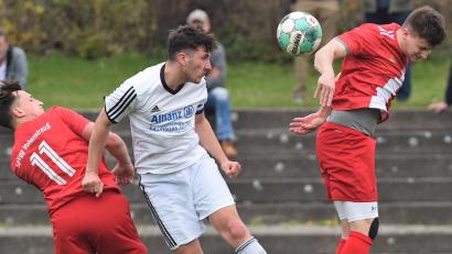 Bild: Büttner, Gerhard
Die Vohenstraußer Daniel Bergmann (links) und Christoph Rewitzer (rechts) bekämpfen den Schwarzhofener Christian Weiß in der Luft. Die SpVgg Vohenstrauß siegt gegen den SV Schwarzhofen mit 4:2 und darf weiter vom direkten Klassenerhalt träumen.