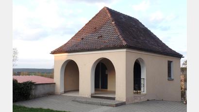 Bild: br
Mit einem Kostenaufwand in Höhe 14 282 Euro ist die Sanierung der Pflasterfläche und Trockenlegung des Leichenhauses auf den gemeindlichen Friedhof in naher Zukunft vorgesehen.