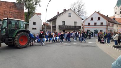 Bild: fla
Auf den letzten Metern durften sich die Kinder dann auf den Baustamm setzen und so den Waldthurner Maibaum bis zum Aufstellungsort begleiten.