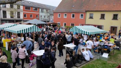 Bild: le
Veranstalter und Fieranten freuen sich über die Besucher – und die sich über das Angebot am Flosser Maimarkt.