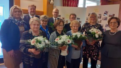 Bild: hka
Bei der Feier zum 50-jährigen Bestehen zeichnet der Hahnbacher Frauenbund Frauen aus, die in den vergangenen 50 Jahren der Verein geleitet haben. Ihnen gratulieren die Geburtstagsgäste, darunter die Landesvorsitzende Emilia Müller (rechts) sowie (hinten, von links) stellvertretender Landrat Stefan Braun, Bürgermeister Bernhard Lindner und Dekan Christian Schulz.