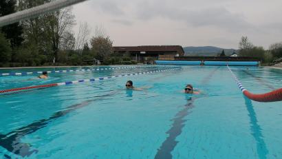 Bild: Winderl, Kristin [wrl]
Die Stammschwimmer im Perschener Freibad ließen sich von ein paar Wolken nicht das Baden vermiesen.