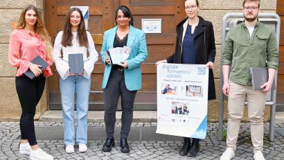 Bild: Susanne Schwab, Stadt Amberg/exb
Ein Teil des Teams „Digitale Kompetenz stärken“ (von links): Melissa Baumgartner, Sandra Lindner, Zorka Dotto, Anna Willkommer und Lukas Reindlmeier.