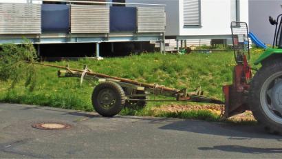 Bild: jml
Andreas Fischer transportiert das "Röitl" vor sein Haus in Kohlberg