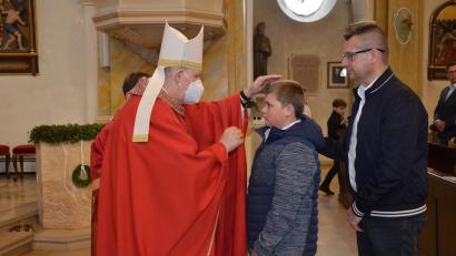 Bild: dob
Weihbischof Reinhard Pappenberger spendete 67 Jugendlichen in der Vohenstraußer Stadtpfarrkirche das Sakrament der Firmung.
