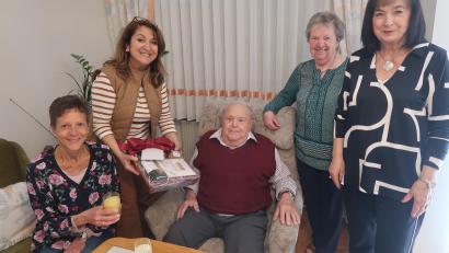 Bild: Kunz
Ludwig Späth nimmt viele Gratulationen zum 90. Geburtstag entgegen.