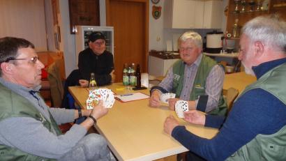 Bild: amö
Der harte Kern der Skatspieler, die sich regelmäßig im Reservistenheim treffen, von links Ulrich Knoch, Erhard Zwicknagel, Jacek Fröhlich und Ludwig Dirscherl.