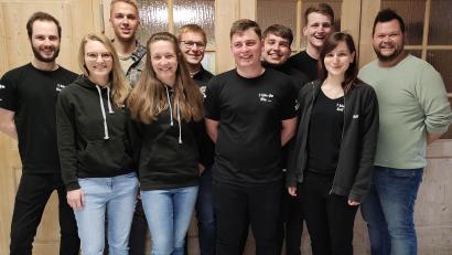 Bild: no
Führungswechsel bei den Kirwaleit in Illschwang; neuer Vorsitzender ist Philipp Sellner (Dritter von rechts) und neuer Zweiter Vorsitzender Florian Graf (Fünfter von rechts).
