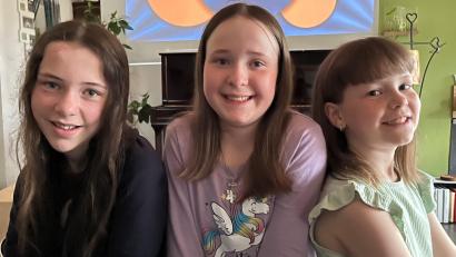 Bild: Thomas Völkl/exb
Vorfreude bei Marie, Mona und Finja Völkl (von links): Gleich beginnt die Sendung "Frag doch mal die Maus", in der die drei Kemnather Mädchen einen Auftritt haben.