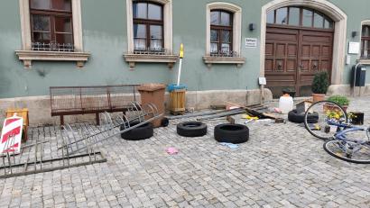 Bild: gz
Die Brauchtumsdiebe legten am Rathaus verschiedene Gegenstände ab.