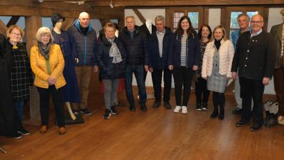 Bild: hba
Der Historische Arbeitskreis hat die neue Sonderausstellung gemeinsam mit der Gäste-Information und der Museumsfachstelle der IKom Stiftland organisiert: (von links) Christa Söllner, Marianne Rustler, Albert Köstler, Inge Kraus, Norbert Höfer, Lorenz Hebert, Barbara Habel, Roswitha Schmeller, Ursula Stingl, Thomas Rode und Bürgermeister Klaus Meyer.