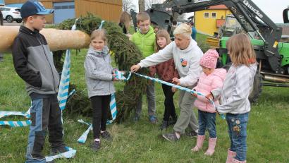Bild: pi
In Neudorf sind die "Feuerfüchse" der Kinderfeuerwehr eifrig beim Schmücken.
