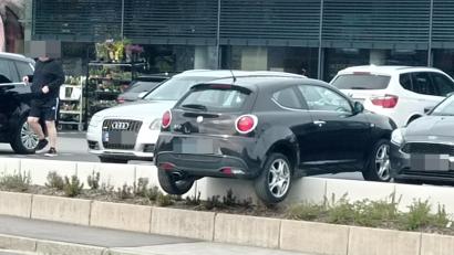 Bild: dob
Dieser Randstein war keine Abgrenzung für das Fahrzeug, das deutlich über das Ziel hinausgeschossen war.