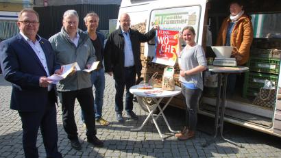 Bild: gsp
Auf dem Amberger Wochenmarkt gaben Bürgermeister Martin Preuß, Landrat Richard Reisinger, Klimaschutzkoordinator Joachim Scheid, Norbert Peter vom ZEN und Klimaschutzmanagerin Corinna Loewert (von links) den Startschuss zur Klimaschutzwoche.