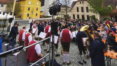 Bild: lep
Kraftakt nach der Zwangspause. Zwei Jahre verhindert die Corona-Pandemie, dass die Tradition des Maibaumaufstellens fortgesetzt wird.