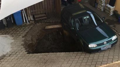 Bild: Freiwillige Feuerwehr/Feuerwehr Neukirchen am Teisenberg/dpa
Ein Krater neben einem Haus in Teisendorf.