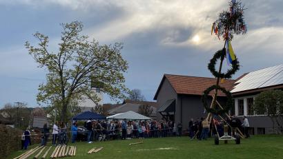 Bild: Kathrin Forster /exb
25 Mann stemmen den Maibaum in Letzau in die Höhe.