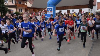 Bild: bö
Start auf der Dorfstraße in Mendorferbuch.