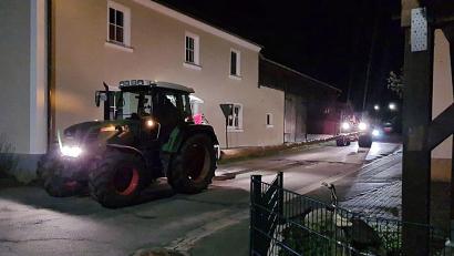 Bild: R. Kreuzer
Die Neunkirchner transportieren den geklauten Maibaum nach Neunkirchen.