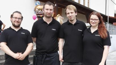 Bild: mfh
Das neue Führungstrio im Kettelerhaus mit seinem Chefkoch: (von links) Michael Triltsch, Daniel Reindl, Thomas Quellhorn und Rafaela Winter.