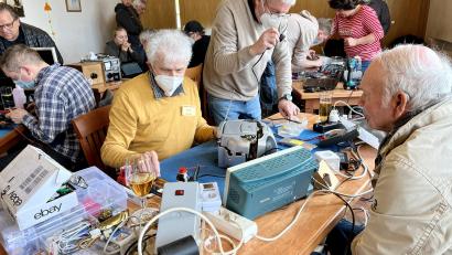 Bild: Eichl
Jo Pirzer (im gelben Pullover), einer der Initiatoren des ersten Weidener Repair-Cafés, war den ganzen Nachmittag ausgebucht. Das Basteln an defekten Kassettenrekordern oder Weltempfängern ist für Leute wie ihn keine Last, sondern reinste Lust.
