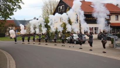 Bild: rpp
Die Böllerschützen aus Kastl dürfen beim Maibaumaufstellen nicht fehlen. Sie halten die Tradition hoch.