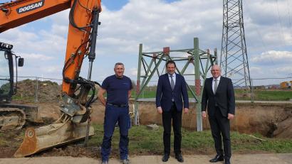 Bild: Stadt Marktredwitz/exb
Tilo Küttner (Bayernwerk), MdL Martin Schöffel und Oberbürgermeister Oliver Weigel auf der Baustelle im Ortsteil Lorenzreuth.