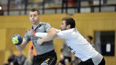 Bild: Hubert Ziegler
Marek Nachtman (links) von der HG Amberg war im Heimspiel gegen den TV Altdorf mit sieben Treffern bester Amberger Werfer. In dieser Szene wird er von Patrick Pechtl (rechts) hart am Kreis attackiert.