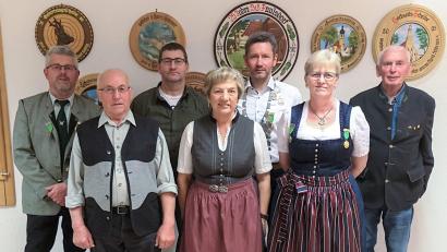 Bild: Steanie Richter/exb
Die Schützengesellschaft Paulsdorf ehrte ihre Sieger (von links): Schützenmeister Christian Schörner, Robert Meiler, Stephan Meiler, Marietta Reichl, Daniel Liegl, Ingrid Singer und Gauschützenmeister Heinrich Fraunholz.