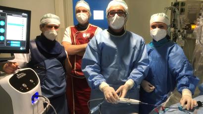 Bild: Kliniken Nordoberpfalz
Prof. Dr. Schwinger (vorne) und sein Team operieren am Klinikum Weiden mit der neuen Vereisungstechnik der Kryoablation zur Behandlung von Vorhofflimmern.