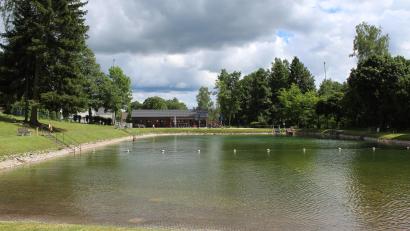 Archivbild: soj
Das Naturbad Selingau mit dem neu renovierten Kiosk erfreut sich großer Beliebtheit.