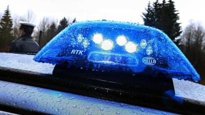 Symbolbild: Karl-Josef Hildenbrand/dpa/Symbolbild
Ein Blaulicht leuchtet auf dem Dach eines Streifenwagens der Polizei.