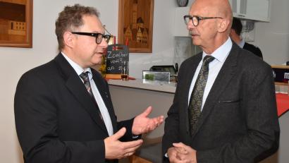 Bild: hcz
GSP-Sektionsleiter Harald Puckschamel im Gespräch mit Brigadegeneral a.D. Reiner Schwalb (rechts).