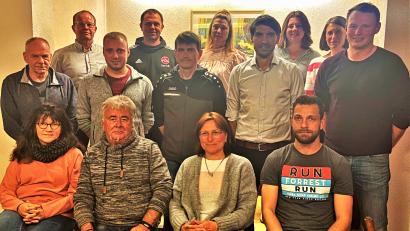 Bild: jml
Sie leiten die nächsten zwei Jahre den Sportverein Kohlberg-Röthenbach: Norbert Merkel als Vorsitzender, Bernhard Lindner und Susanne Welzl als 2. und 3. Vorstand (hintere Reihe von links) und die restlichen Mitglieder des Führungsteams.