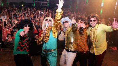 Archivbild: tok
Die "Golden-Glitter-Band" kommt drei Jahre nach ihrem letzten Auftritt jetzt zum zehnjährigen Jubiläum der O`Schnitthalle wieder nach Wurz.