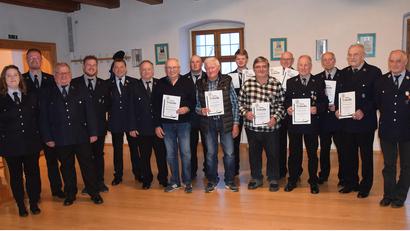 Bild: bö
Bei der Feuerwehr Hohenburg stehen Wahlen und Ehrungen an. Dazu gratulieren Zweite Vorsitzende Sabrina Schindler, Vorsitzender und Bürgermeister Florian Junkes (von links) und Kreisbrandmeister Alexander Graf (Fünfter von links)
