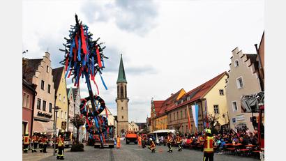 Bild: stg
Mitglieder der Feuerwehren Kemnath und Kötzersdorf sicherten den Kemnather Maibaum ab, während ein Bagger den Stamm in die Senkrechte zog.