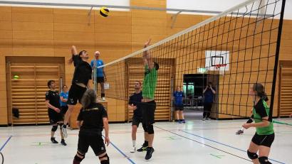 Bild: Stephan Lord/exb
Packende Spiele liefern sich zehn Freizeitteams bei der Langen Volleyballnacht in Auerbach.