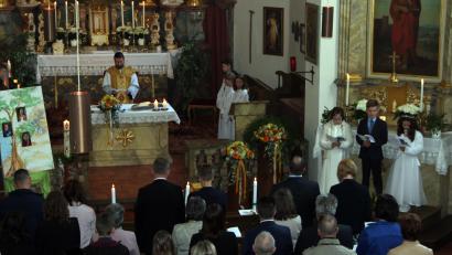 Bild: lep
Die Kommunionkinder Amelie Linhardt, Tom Preininger und Milena Lindner (von links) gestalteten den Festgottesdienst miit. Pater Thomas zelebrierte die Erstkommunion.