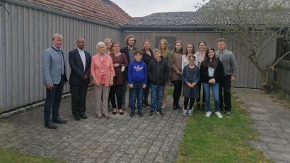 Bild: Haberl/exb
Bürgermeister Markus Schiesl, Pfarrer Johnson Varakaparambil Joseph (von links) sowie Kinder, Enkel und Urenkel gratulierten Maria Wilholm (Dritte von links) zum 90. Geburtstag.