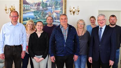 Bild: njn
Die Stadt Erbendorf verabschiedete Bauamtsleiter Dieter Döppl (Fünfter von links) aus dem aktiven Dienst. Mit auf dem Bild die Mitarbeiter der Stadtverwaltung mit Bürgermeister Johannes Reger (Zweiter von rechts), Technischer Angestellter Markus Meyer (rechts) und Verwaltungsrat Hubert Wojtenek (links).