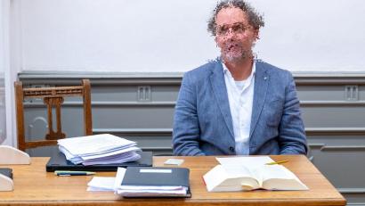 Bild: Armin Weigel/dpa
Der angeklagte Arzt beim Prozessbeginn im Amtsgericht Passau.