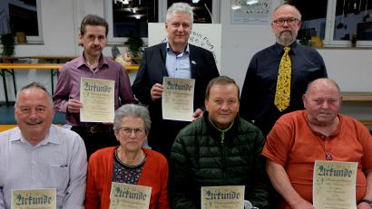 Bild: le
Dank und Anerkennung gab es für Mitglieder, die den Flosser Kleintierzüchtern 25, 40 und 60 Jahre die Treue halten. Sitzend, von links: Werner Schaber, Irmgard Bergler, Josef Pschierer und Günter Helgert. Stehend, von links: Gerd Herfurth, Robert Lindner und Vorsitzender Berthold Fröhlich.