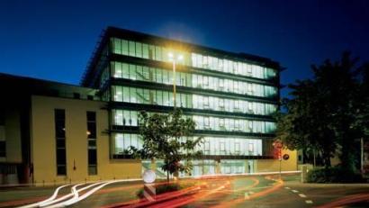 Archivbild: Witt-Gruppe
Die Witt-Zentrale in Weiden leuchtet. Das Unternehmen meldet für das abgelaufene Geschäftsjahr 21/22 einen Rekordumsatz.