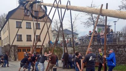 Bild: ld
Lang und schwer war der Baum in Brand und es gelang nur in ganz kleinen Schritten, ihn in die Senkrechte zu stellen und ihn in der Halterung zu verankern.