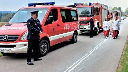 Bild: lg
Der Weg war bei der Fahrzeugsegnung quasi vorgezeichnet: Eine Kalkspur zog sich über Johannisberg nach Eigelsberg.