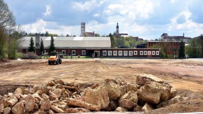 Bild: Stephan Huber
Die Planierungsarbeiten auf der Baustelle für die neue Kita "Eulenland" am Sportpark laufen, bald soll die Grundsteinlegung stattfinden. Weil Betreuungsplätze rar sind, erwarten viele Eltern die Fertigstellung des Neubaus sehnsüchtig.
