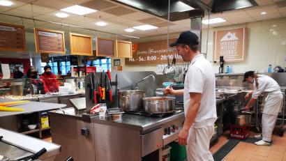 Bild: Thomas Dobler
Eine Küche wie die der "Trefferia" im Globus-Warenhaus verbraucht enorme Mengen an Bratöl.